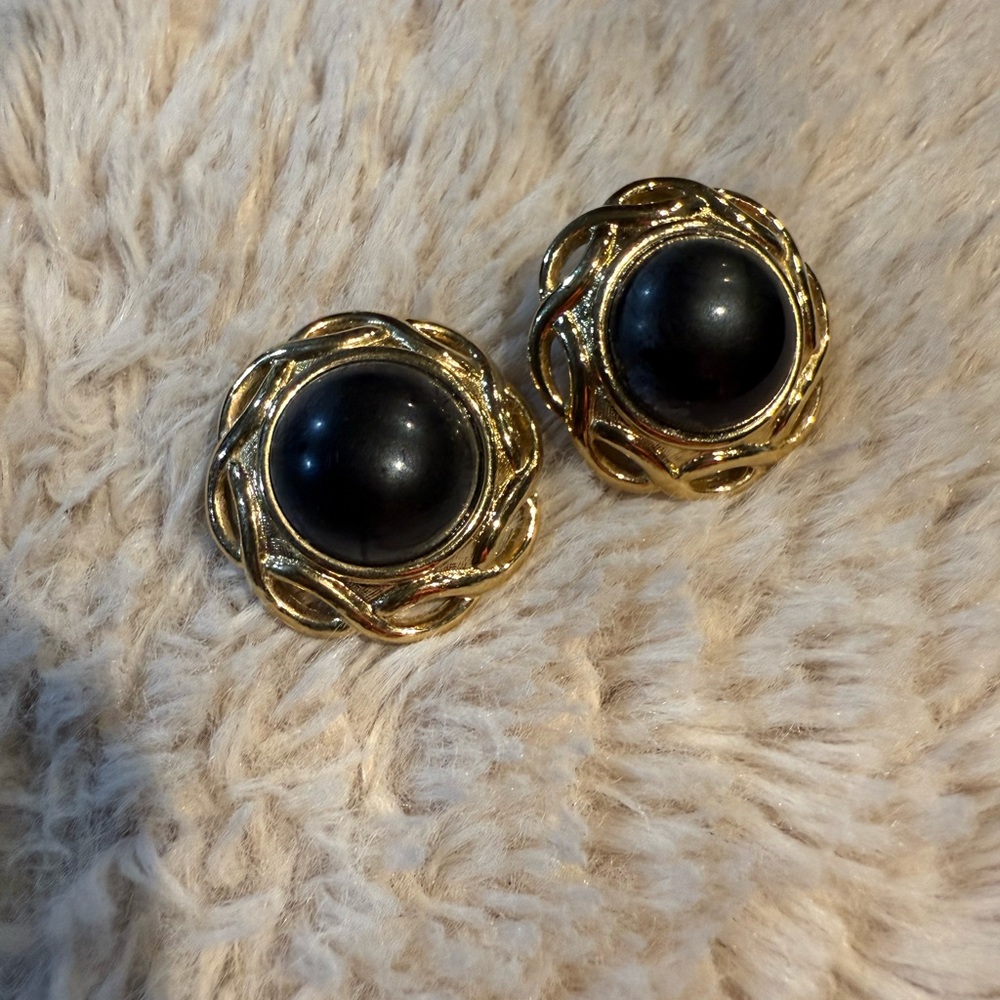 Vintage Crown‎ Trifari Gold Tone Dome Shaped Black Glass Cabochon Clip Earrings